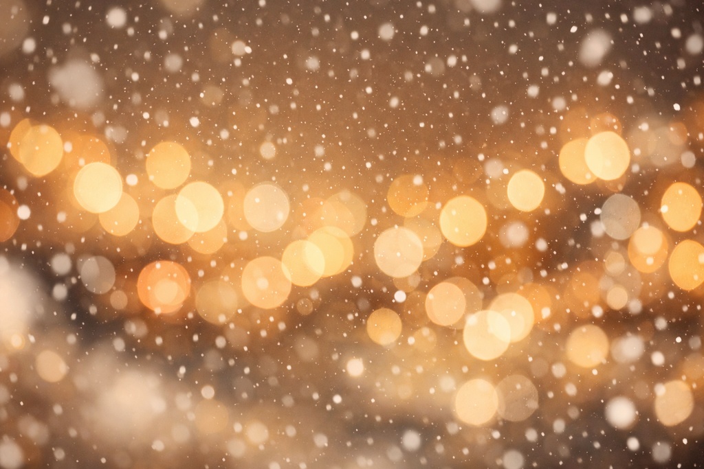 幻想的な冬の夜景：雪降るクリスマス街（背景イラスト）