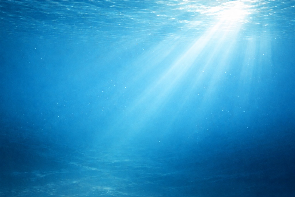 浅い海｜青寄りトーンの斜め光背景素材