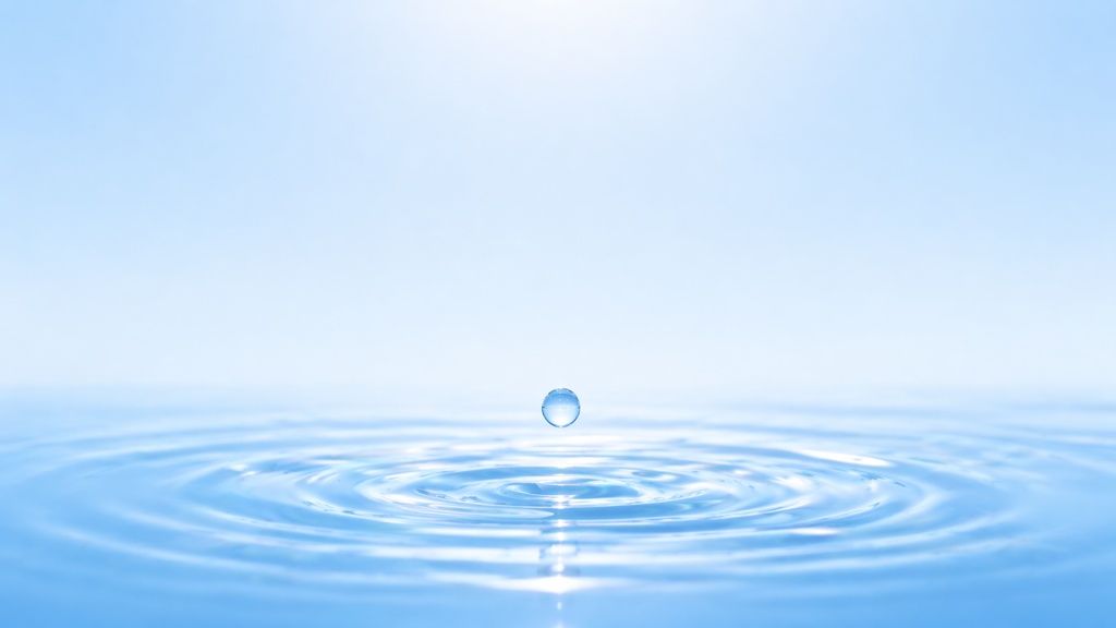 水面の波紋と水滴｜ミニマル背景素材（16:9 / 高解像度）水面の波紋｜ダーク（No.08）