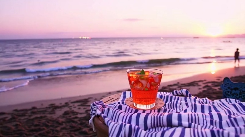 【無料】動画素材　夕焼けの海とカクテル
