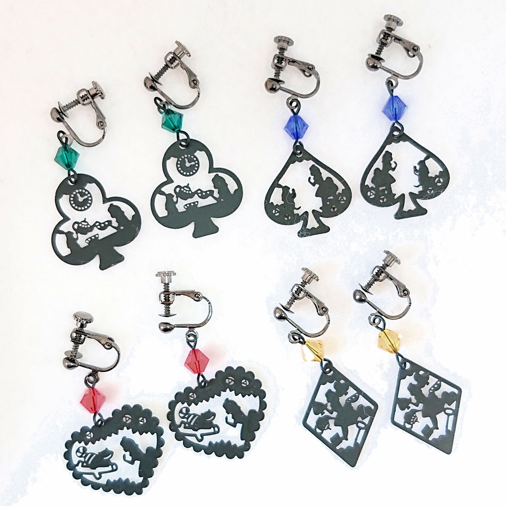 『不思議の国のアリスのシルエット』ピアス/イヤリング