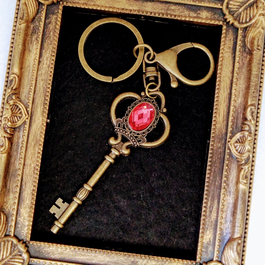 魔法の鍵　ツイステッドワンダーランド　マジカルペン　バックチャーム　キーホルダー　ハーツラビュル寮　魔法石　鍵　アンティークゴールドver.