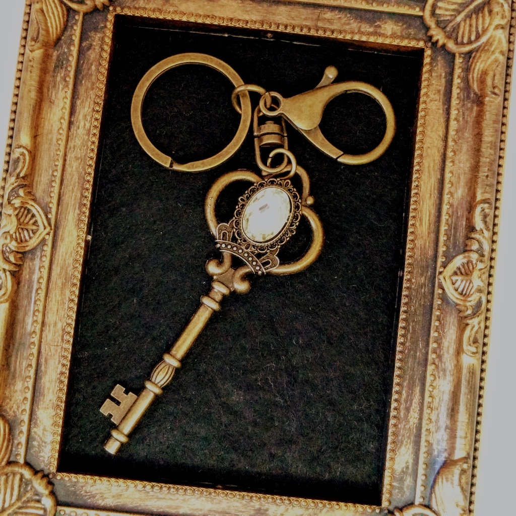 魔法の鍵 ツイステッドワンダーランド マジカルペン バックチャーム キーホルダー オクタヴィネル寮 魔法石 鍵 アンティークゴールドver.