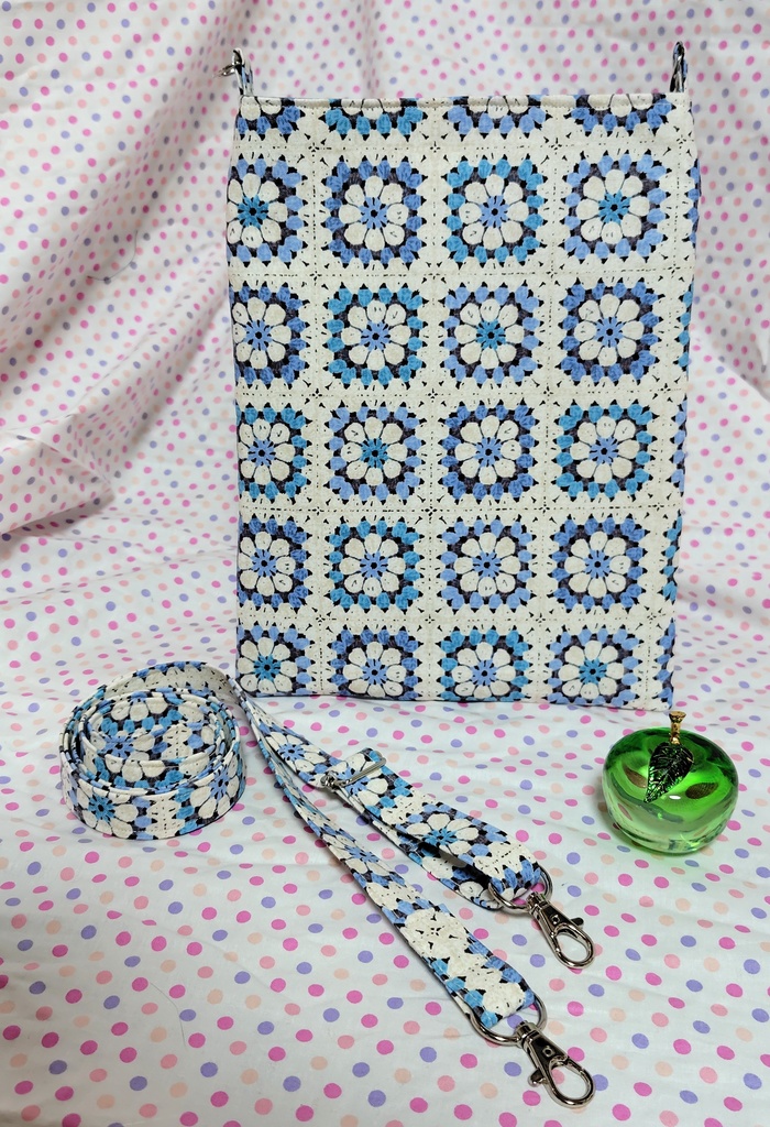 パッチワークの花柄風ショルダーバッグ☆ブルー