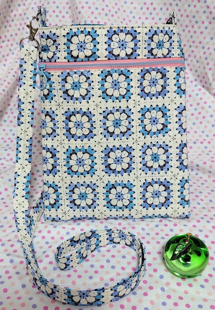 パッチワークの花柄風ショルダーバッグ☆ブルー