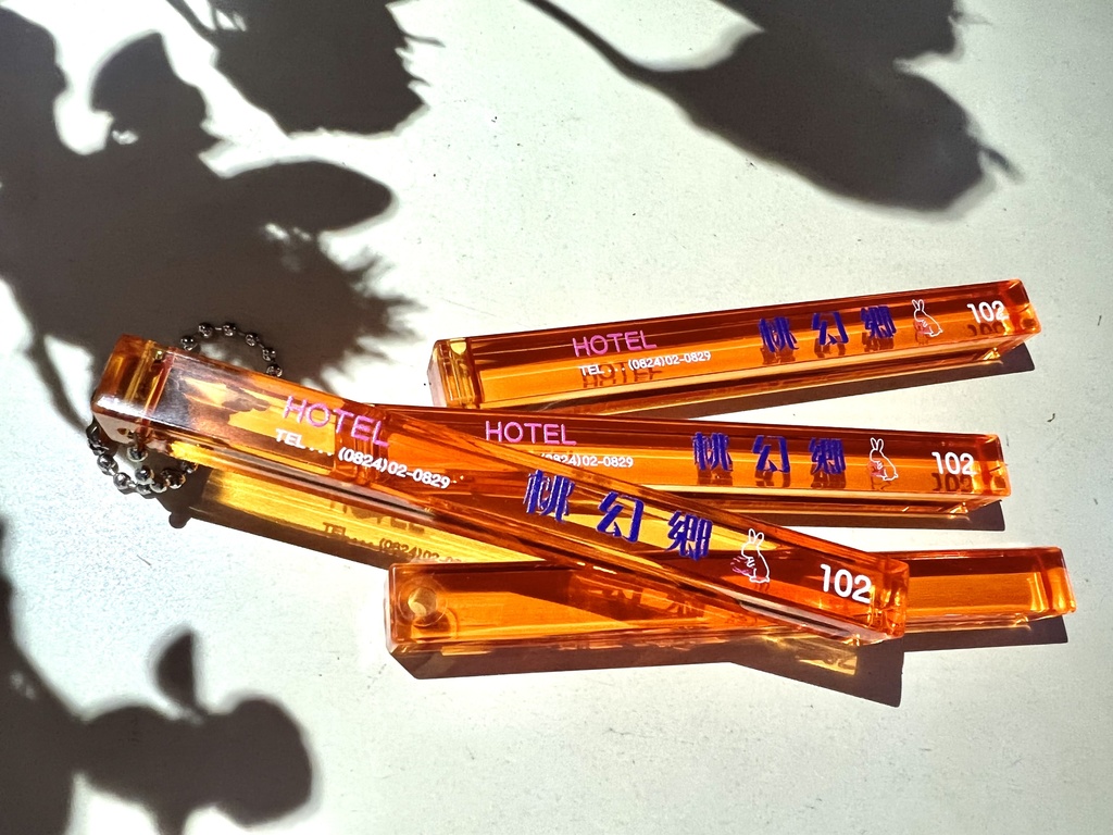 ホテルキーホルダー　102号室