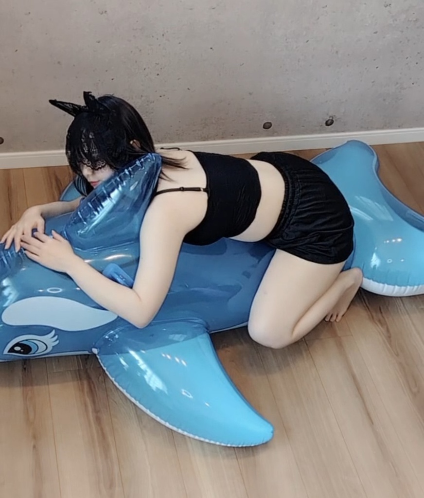 水着でシャチフロートの上でバウンド
