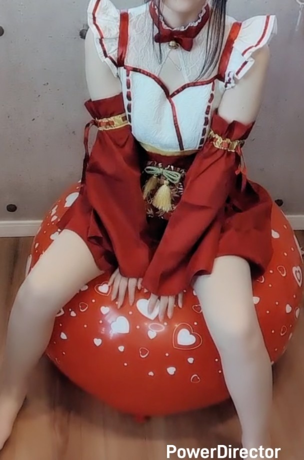 巫女服で風船遊び