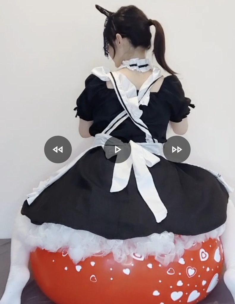 メイド服で巨大風船遊び
