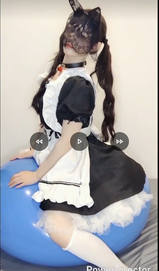 ツインテールのメイド服で風船遊び
