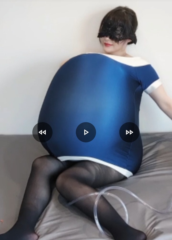 スチュワーデスのコスプレで風船の衣服内割り