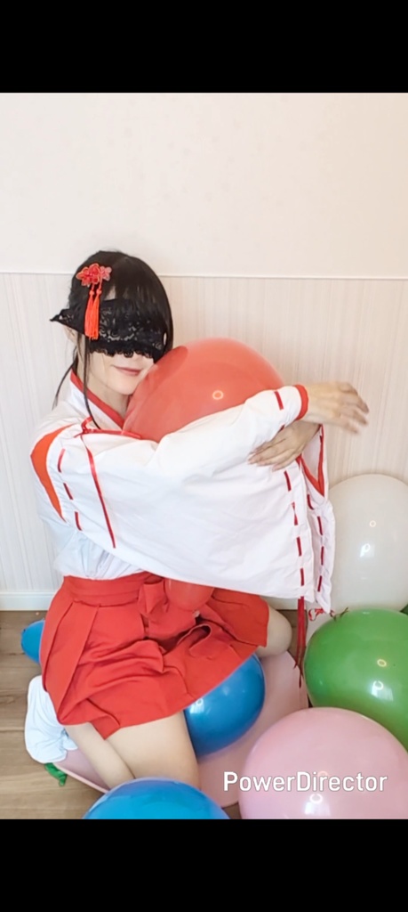 巫女服ミニスカバージョンで風船遊び