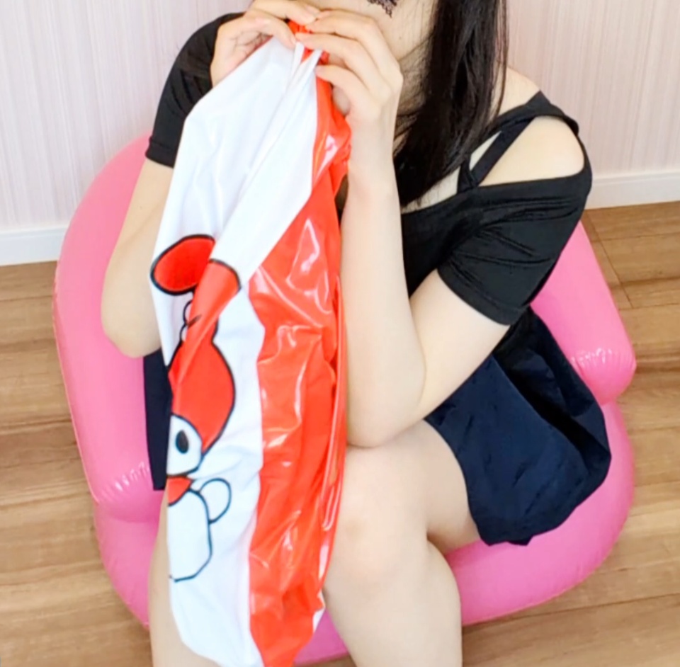 ビーチボールを口で膨らまして空気を抜く