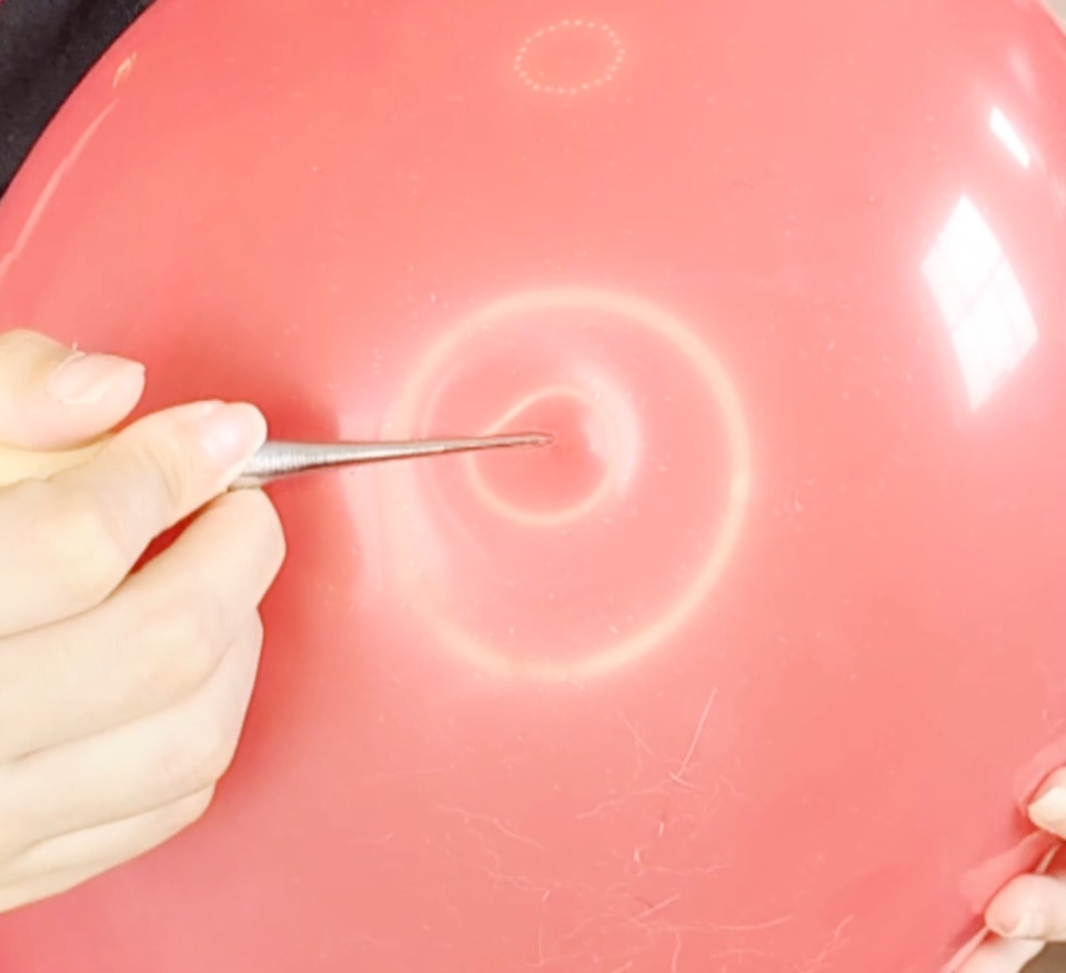 風船を針でたっぷりじらして割る