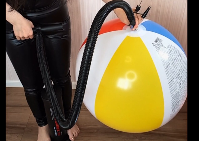 ビーチボールをポンプで膨らませて割る