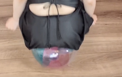 ビーチボール口で膨らまして、乗ったり踏んだりする動画