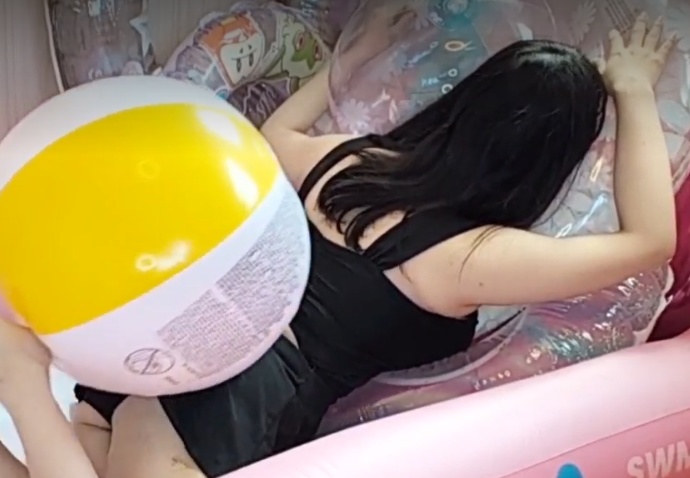 ビニールプール内で浮き輪を口で膨らましたりする。