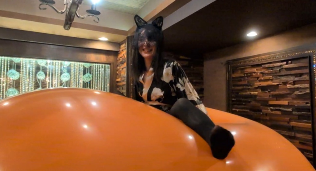 NOPOP 巨大風船の上で遊ぶ