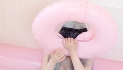 無音 お気に入り浮き輪を巨大化に失敗し涙しながら爪割り