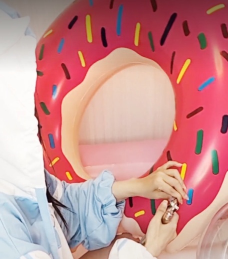 プールの中で空ビの巨大化を楽しむPOP有