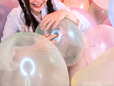 蚊帳の中で風船POP