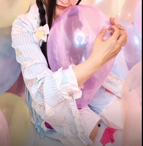 蚊帳の中で風船POP