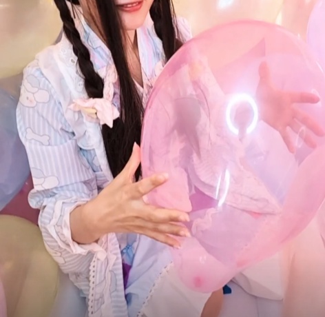 蚊帳の中で風船POP