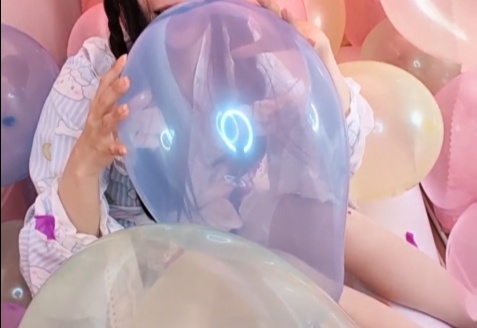蚊帳の中で風船POP