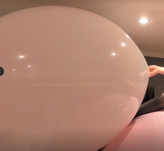 巨大風船の上で風船を膨らませたり空気抜き