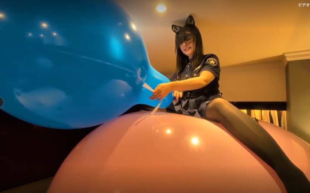 巨大風船の上で風船を膨らませたり空気抜き