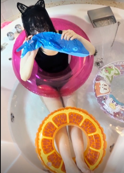 お風呂で浮き輪遊びとイルカ口膨らましして遊ぶ