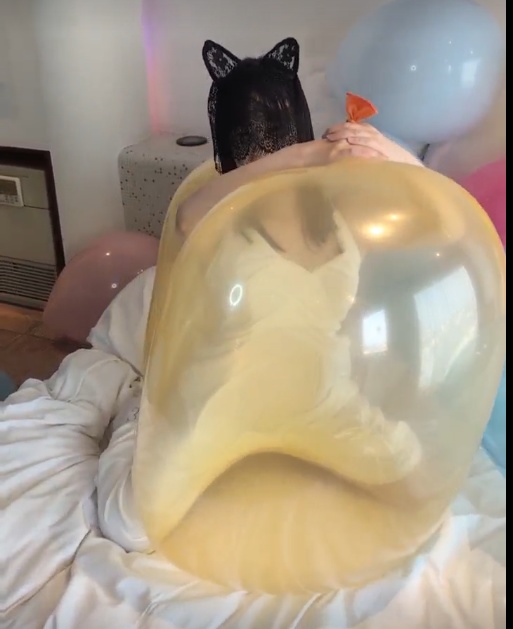 風船大好きな女がGL風船を遊んでたら割れちゃう動画