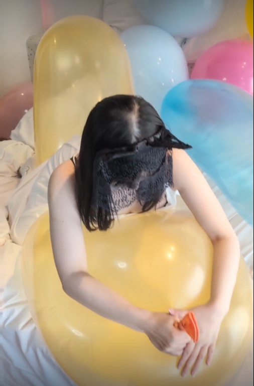 オレンジの巨大風船を遊びながらPOP