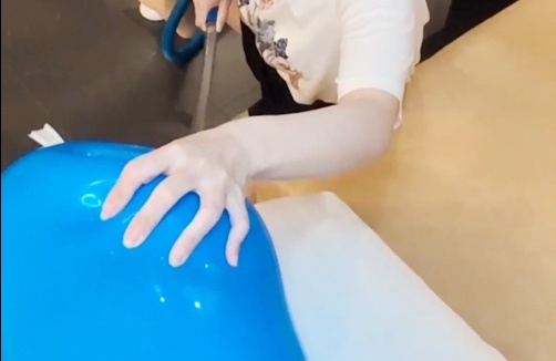 風船を爪で割られる一人称視点