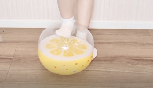 100円ショップのビーチボールをPOP