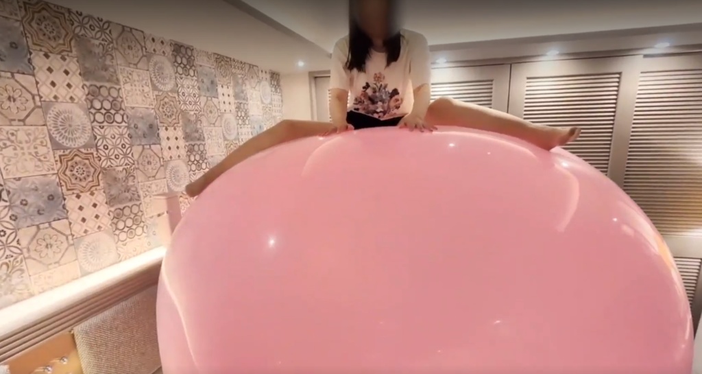 風船大好きな女が72インチ巨大風船に乗ってバウンド!【前後編】
