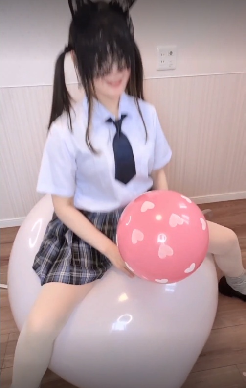 大小の風船をホースで繋げてバウンド