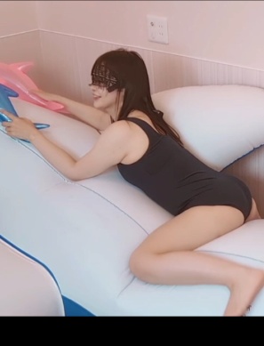 彼女は巨大なシャチフロートの虜である。