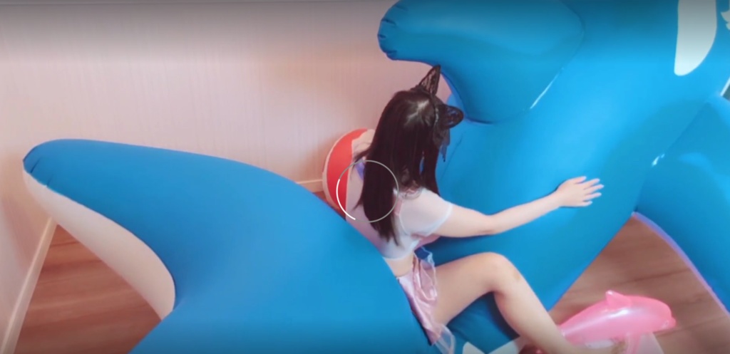 巨大なシャチフロートとイチャイチャする動画