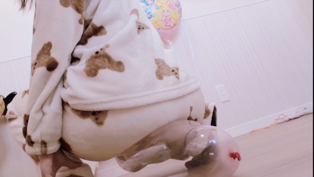 くまさんのモコモコパジャマで風船をおしりで割る