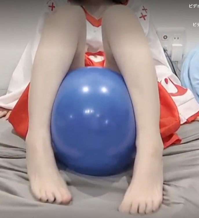 巫女服をきてじわじわと風船割り