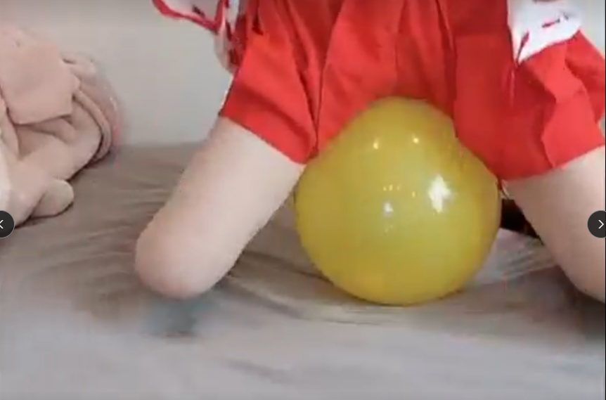 巫女服をきてじわじわと風船割り