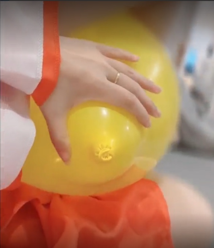 巫女服をきてじわじわと風船割り