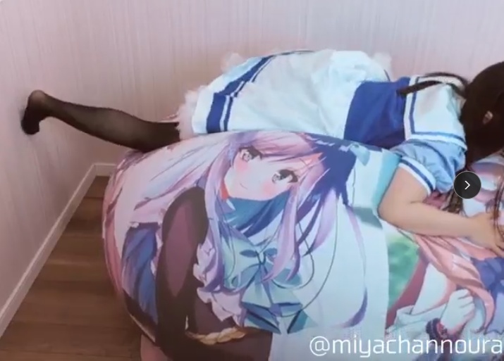 娘ビーチボールの上で遊ぶ