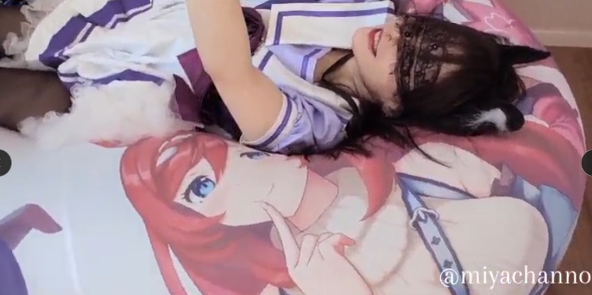 娘ビーチボールの上で遊ぶ