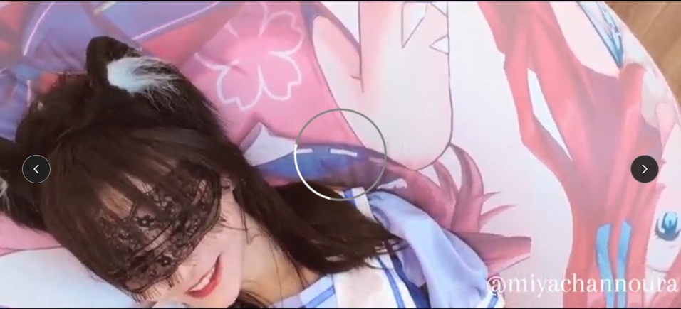 娘ビーチボールの上で遊ぶ