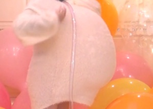 彼女は楽しんで風船の衣服内割りしている