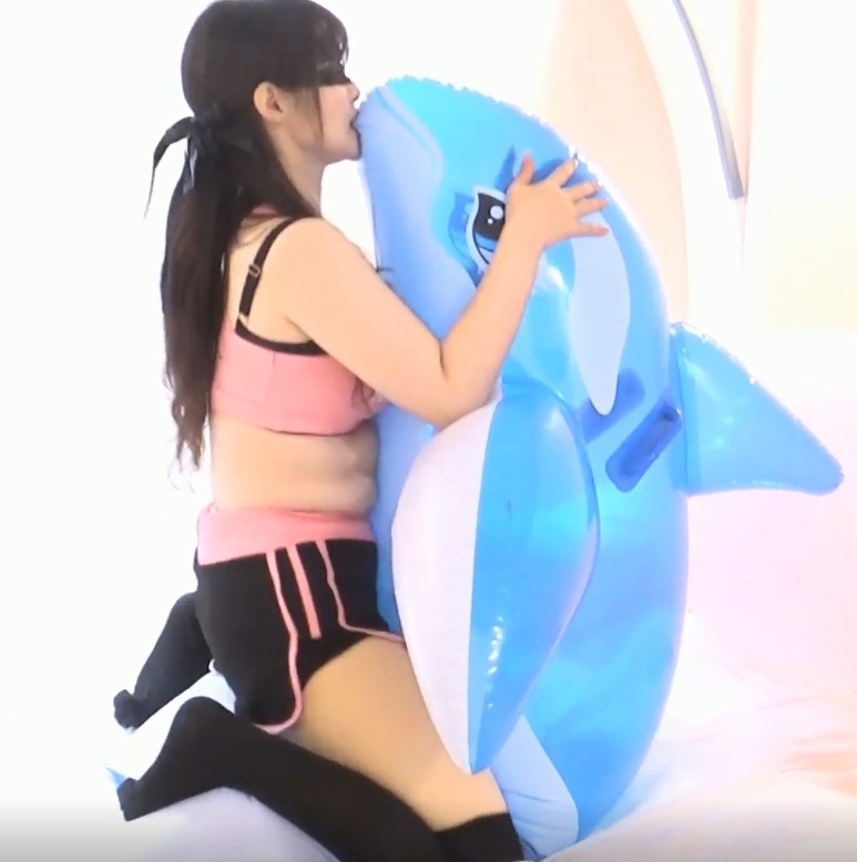 イルカフロートの上で風船割り後、キス、噛みつき、引き裂いて合体