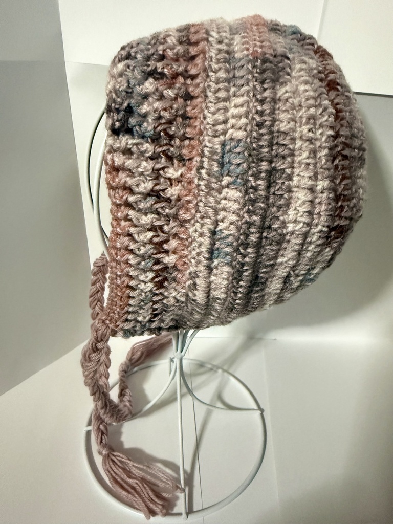 黄昏に染まる夕景の街 耳まで覆うニット帽