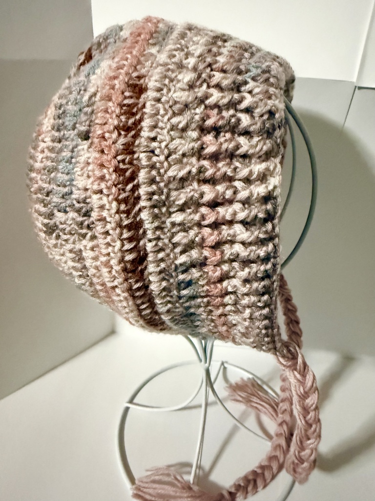 黄昏に染まる夕景の街 耳まで覆うニット帽